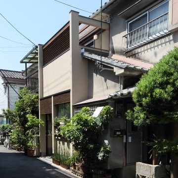 改修後の外観全景です　２階ベランダには通風を備えた目隠しを設けちます