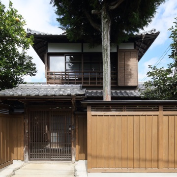 外観は従前を継承して整えました　生垣が板塀に変わっています