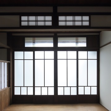 元は六畳の和室と縁側であったところです　縁側との間の欄間のある小壁を残しました