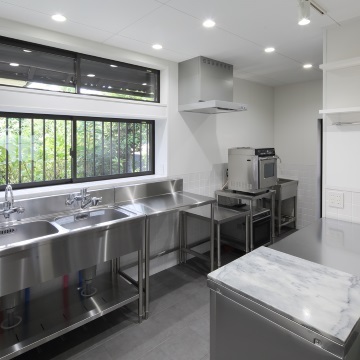 もと和室を業務用厨房に作りかえています