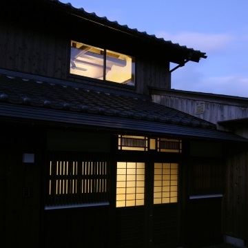 玄関周りの夕景です