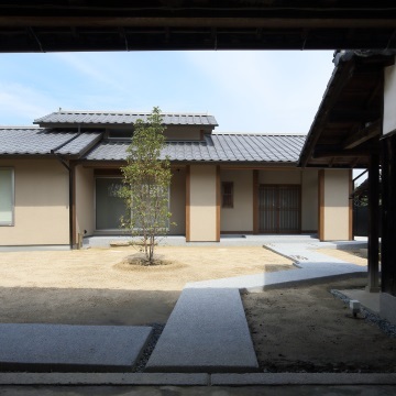 長屋門から見る外観