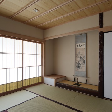 和室　床柱・床框・琵琶床天板などは全て従前の和室の造作材です