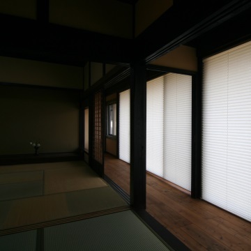 座敷は保全しています　縁側の窓には断熱性の高いハニカムスクリーンを設けています