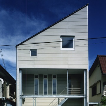 住まいへの玄関は右手に隠れて　アトリエへの玄関は正面に直接２階へ設けています