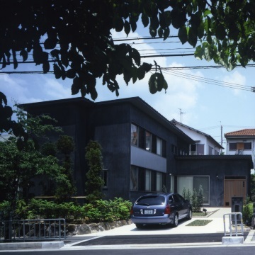 通りから前庭を経て建ちます