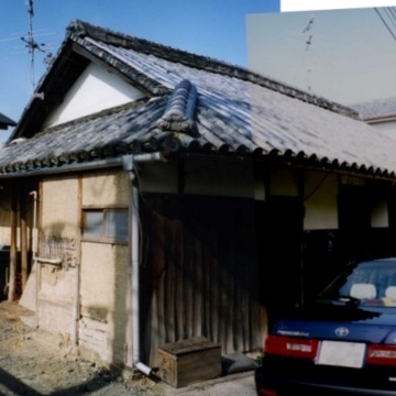 壁は損傷が著しいものでした　玄関土間で再利用した車長持ちが奥に見えます