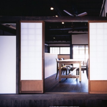 新たに床を張って設けた食堂への沓脱石は裏庭にあったものです