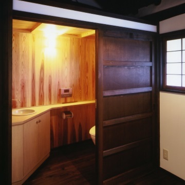 土間の倉庫を厠に改修しました　それまで建物内に便所はありませんでした