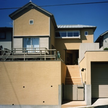 段状に造成地に建ちます