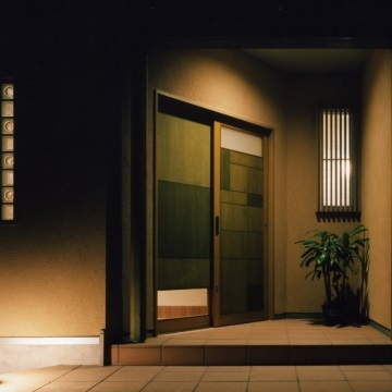 住まいの間取りを幾何学模様に描いた玄関扉