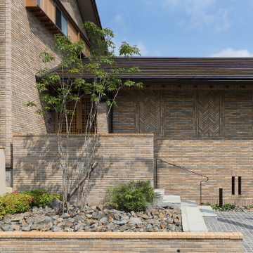 アプローチ階段の側面には同じタイルで矢筈模様を描きました