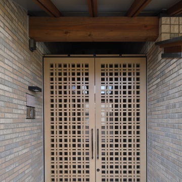 木の格子戸です