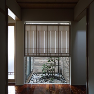 玄関正面の小さな中庭が人の眼を和ませます