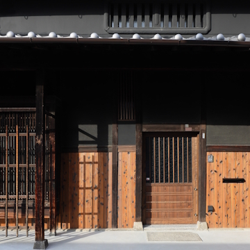 潜り戸のある大戸は日常の使用を考え造り変えることとなりました