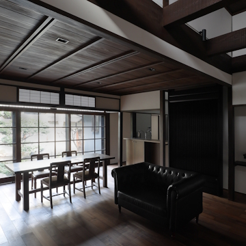 右手奥の紙障子は玄関に通じるものです　輻射式冷暖房の右手には床脇にありました違い棚を移し　左手は台所につながるカウンターです