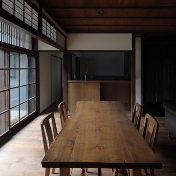 正面のカウンターの奥が台所です　縁側を食堂に取り込み　古い木製の硝子戸と欄間は再利用しています<br>硝子戸の取付位置を部屋内にずらして補強の柱を加え　庭側にはアルミサッシュを加えています