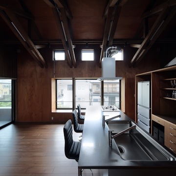 川に面して大きく開く出窓を設けています