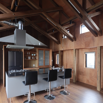 広間は　居間・食堂・台所のひとつながりの空間です　道路側は床全体を若干張り出して　自由に棚を組める造りとしています