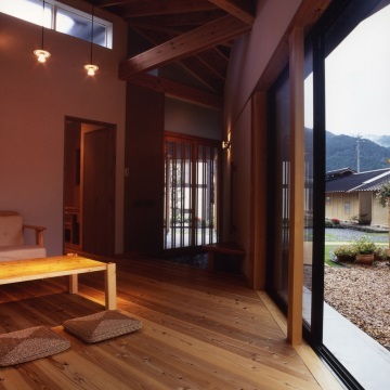 コーナ窓と反対側には高窓があり 風の流れと太陽の動きに合わせた採光を得ています