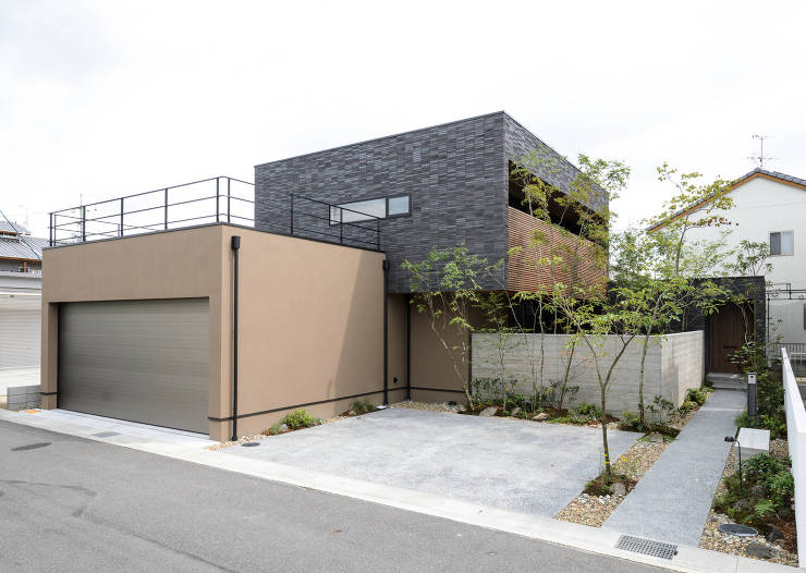 漆喰と自然素材の邸宅「白石の住居」