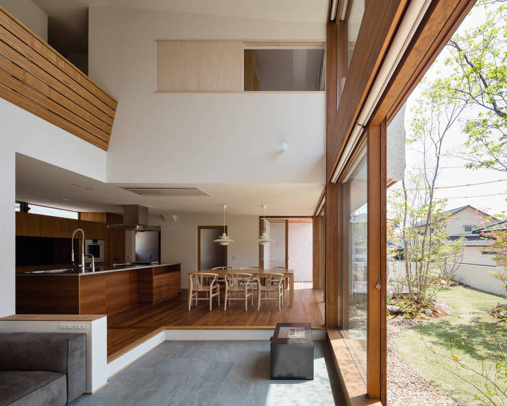 二つ庭の家　スキップフロアとガレージのある