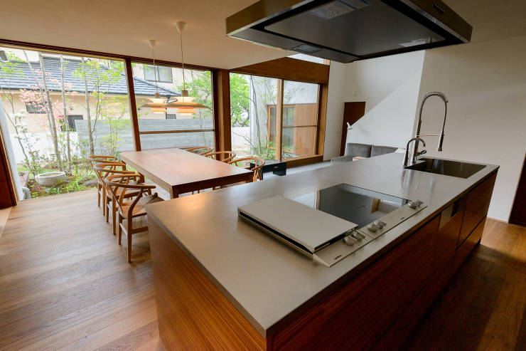 二つ庭の家　スキップフロアとガレージのある