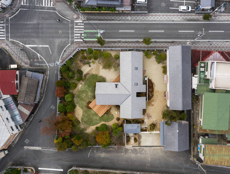 高梁の家　街並みに溶け込む瓦屋根の平屋