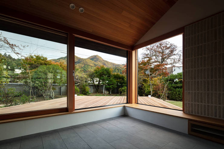 高梁の家　街並みに溶け込む瓦屋根の平屋