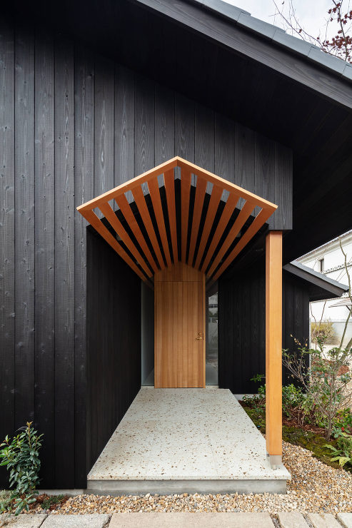 街並みに溶け込む瓦屋根の平屋「高梁の家」...