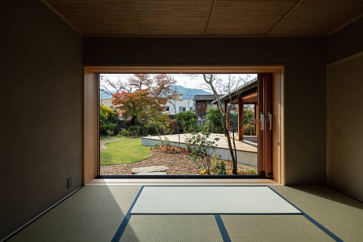高梁の家　街並みに溶け込む瓦屋根の平屋