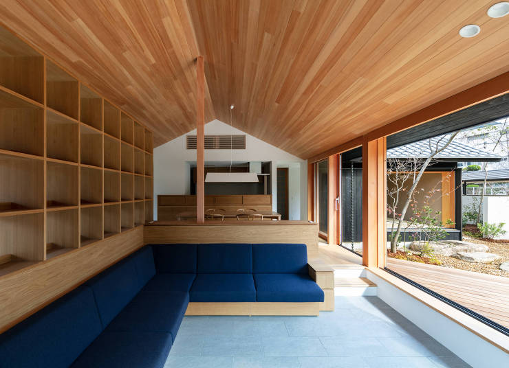 高梁の家　街並みに溶け込む瓦屋根の平屋