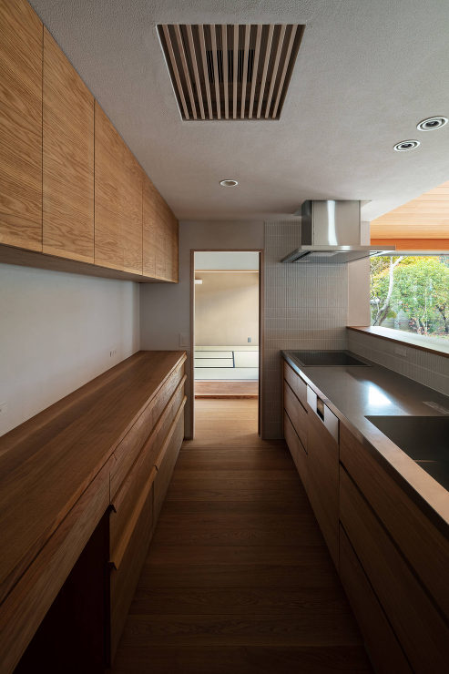 街並みに溶け込む瓦屋根の平屋「高梁の家」...