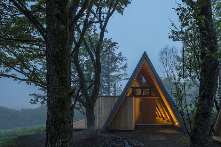 連続する合掌梁が特徴の外観。夜の光の中でその形状が際立ち、空間に奥行きを与えながら、訪れる人を自然に引き込むデザインが印象的な外観夜景。