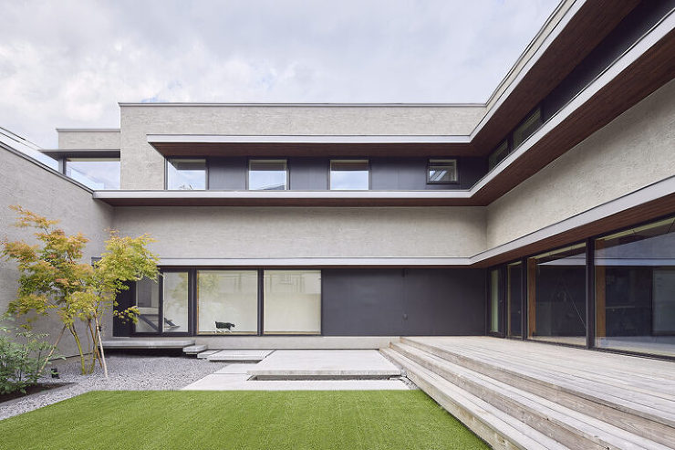 連続するサッシと庇が外観を引き締め、落ち着いた表情を作り出しているデザイン。シンプルながらも機能的で美しいラインが、建物に品のある印象を与えている。