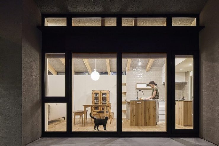 窓から漏れ出る室内の優しい光が、静かな町を照らす外観夜景。温かな光が周囲に穏やかな雰囲気を広げ、建物とその周りの空間が調和した美しい夜の景色。