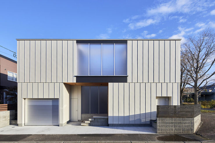 ガルバリウム鋼板を縦に張った外観で、上下階で互い違いに配置することにより、単調になりがちな外観に動きと変化を与えているデザイン。シンプルながらも洗練された印象を作り出す。