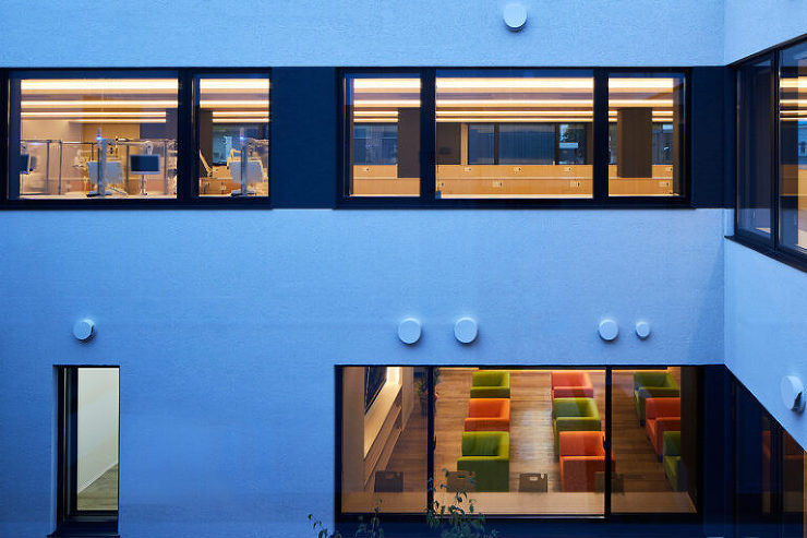 殺伐としたクリニックの中央に設けられた中庭が、患者に豊かな自然環境を提供。緑と光が広がる空間が、クリニック内の雰囲気を和らげ、心地よいリラックスした時間を作り出している外観。