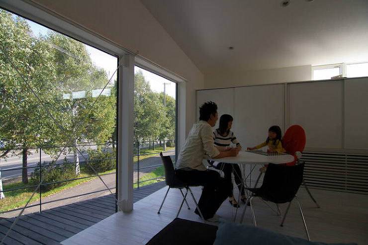 white-birchの内観。全面道路に面する白樺の景色を室内に取り込むように設計され、自然との調和を感じられるデザイン。