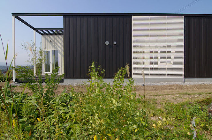 ZIGZAGの外観写真。こげ茶の外壁（室内）と白の外壁（屋外）が交互に配置され、折り重なるように空間の深さと暗示的な効果を生み出しています。