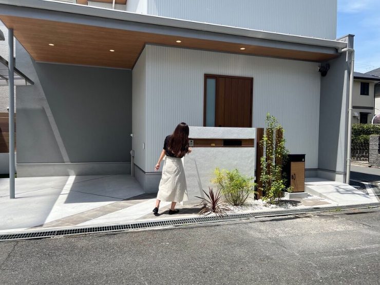 木目調のタイルで馴染みのよいナチュラルな...