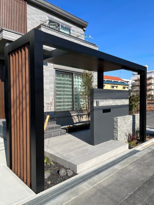 木目天井のカーポートと調和する外構 | ...