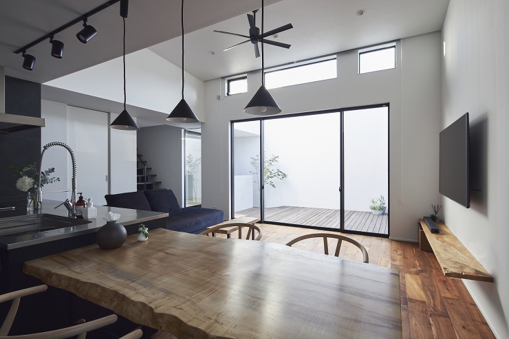 外に閉じて内に開く家／茨木市 - 建築実...