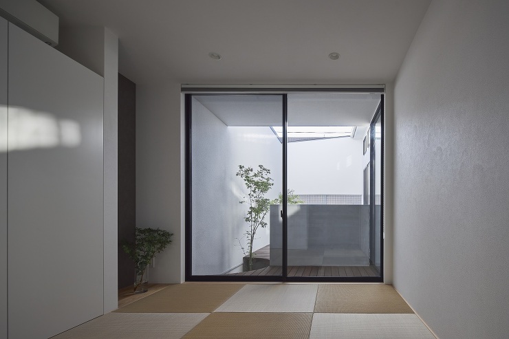 外に閉じて内に開く家／茨木市 - 建築実...