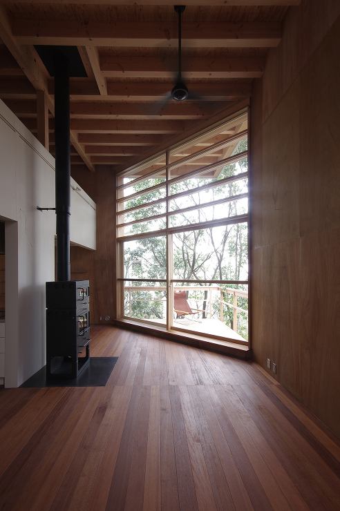 薪ストーブと木製建具と緑