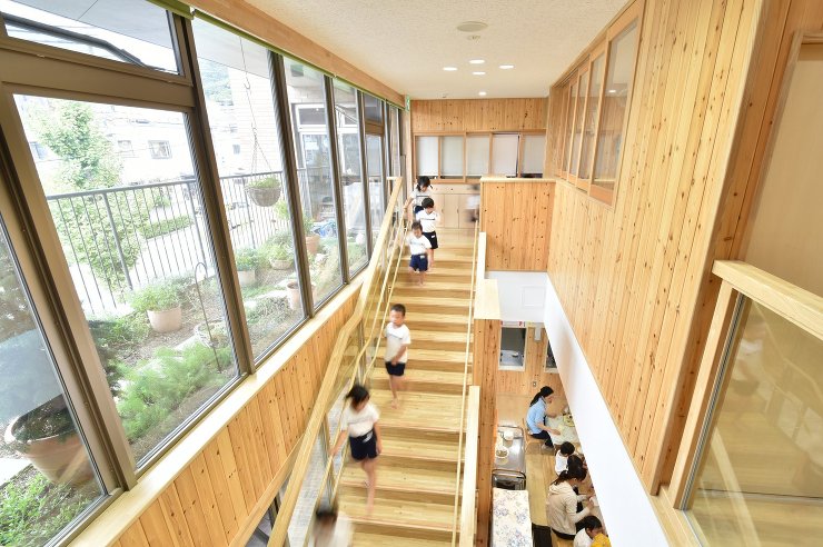 吹き抜けのある階段