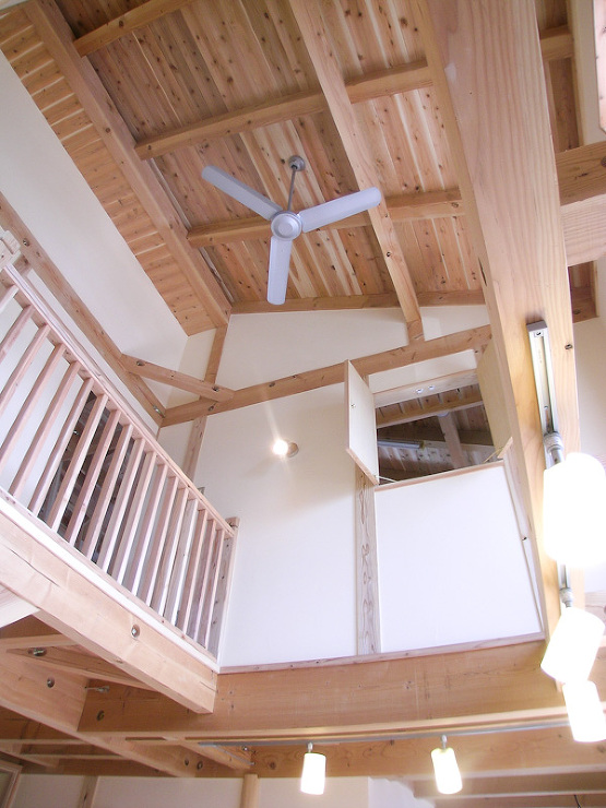 リビング吹き抜けにキャットウォークと小窓