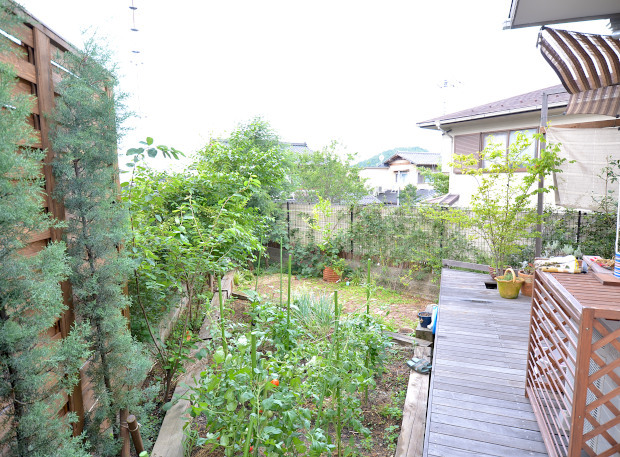 ウッドデッキの先は変形敷地を利用した家庭菜園