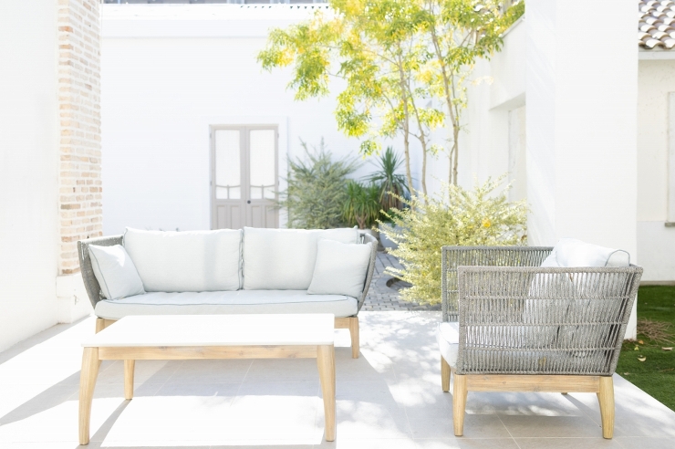 お庭のタイルデッキ、置くだけで簡単にDIYできます