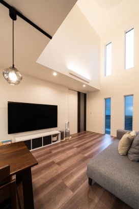 モノクロのストリップ階段が目を惹くスタイ...